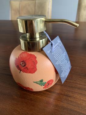 Zeepdispenser met een vrolijk klaprozen design