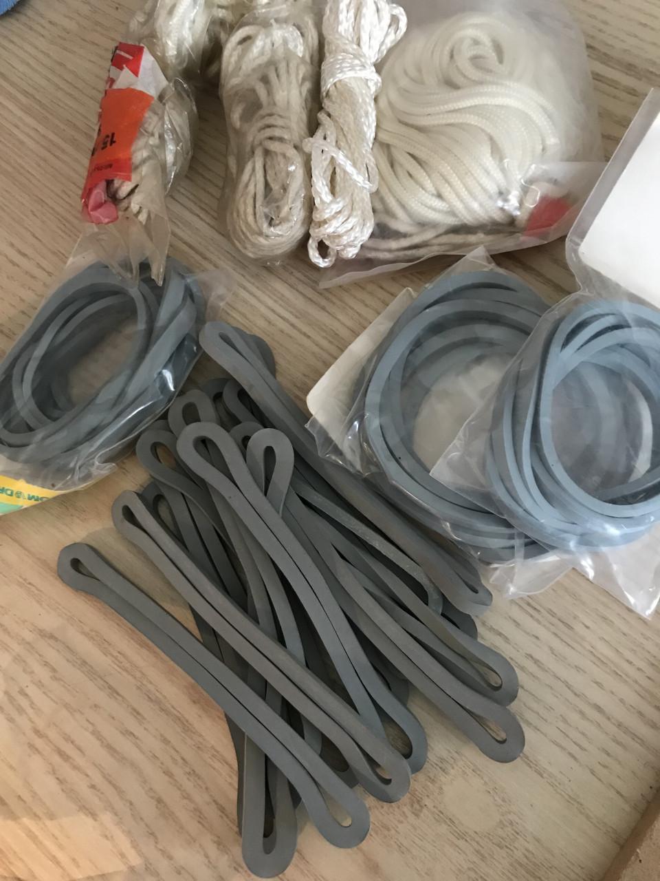 Tentelastieken en scheerlijnen en opbergrekken