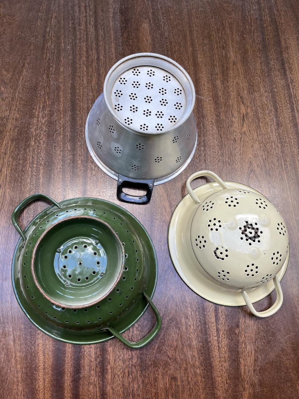 Drie mooie retro Vergieten/ vergiet