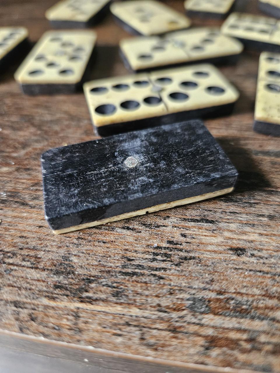 Antiek Domino Spel - van been metalen pin met houten doosje