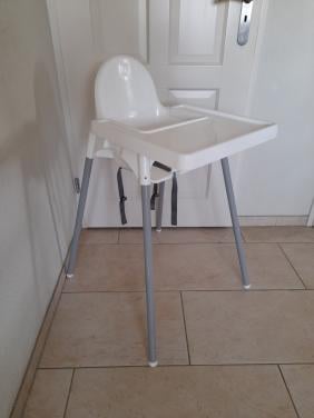 Kinderstoel met gordel ( in goede staat )