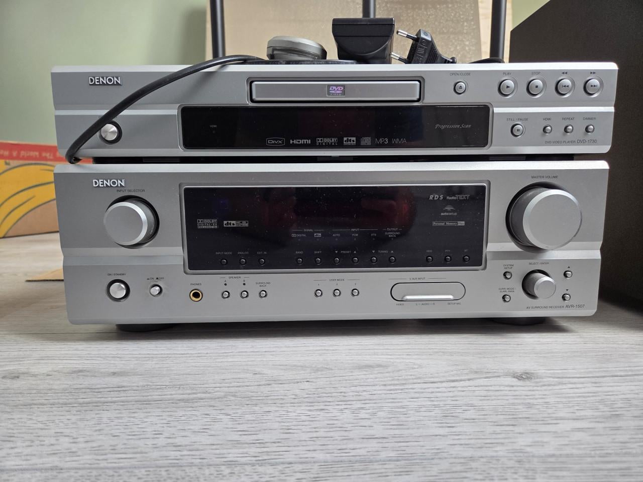 Complete Denon & JBL 5.1 Thuisbioscoop set met standaarden