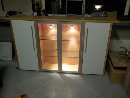 Mooie kwaliteit dressoir met verlichting in vrijwel nieuw staat KOOPJE