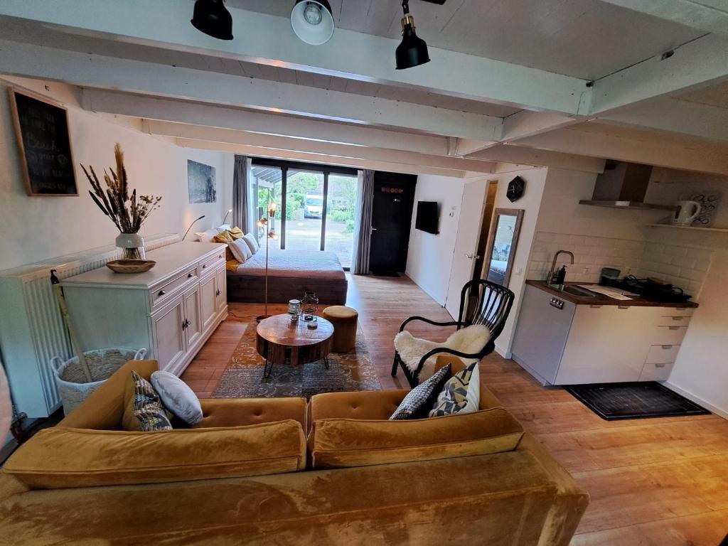 Twee gestoffeerde appartementen met eigen tuin
