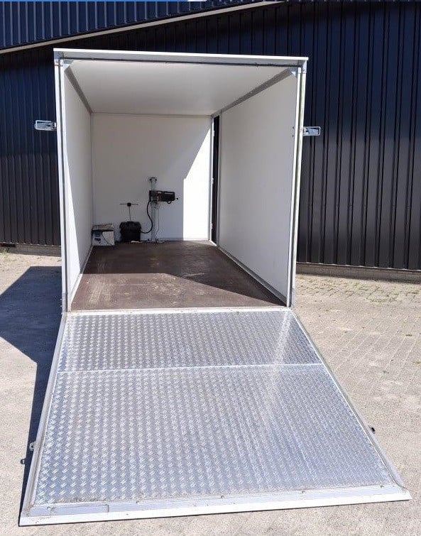 Te Koop gesloten aanhangwagen 405cm met loopdeur met lier