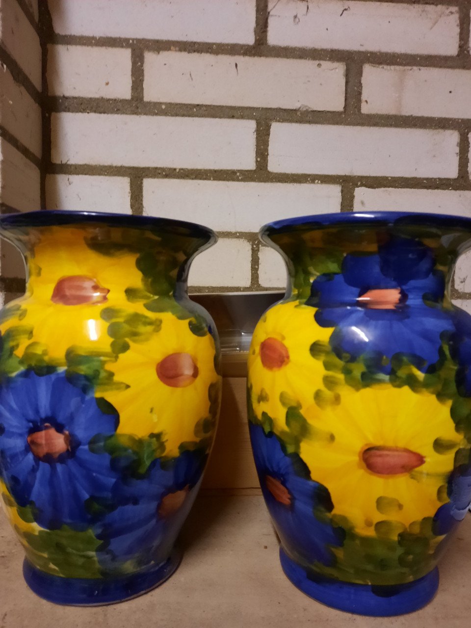 2 vrolijk gekleurde vazen