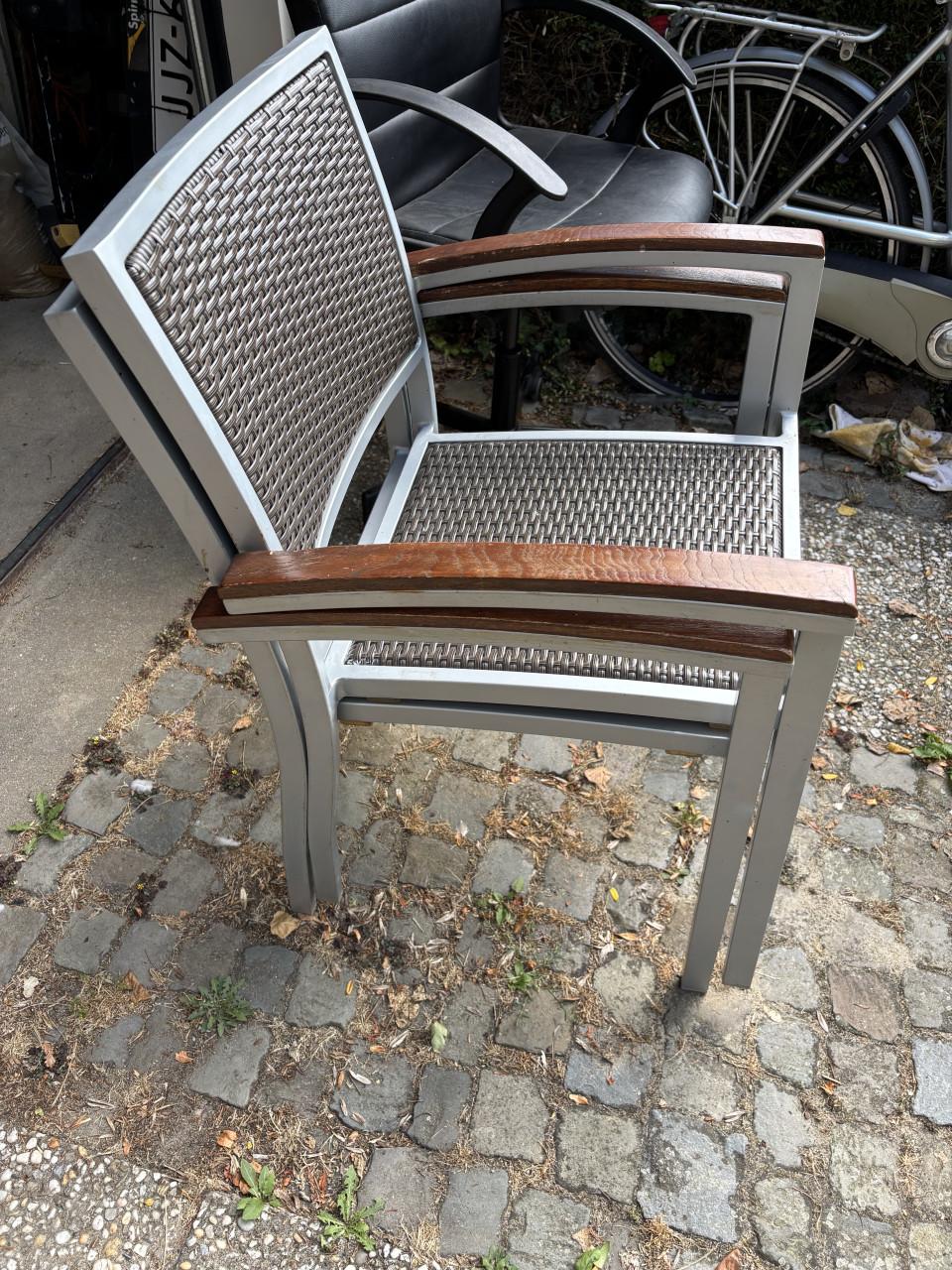 Gratis af te halen, twee stapelbare tuinstoelen