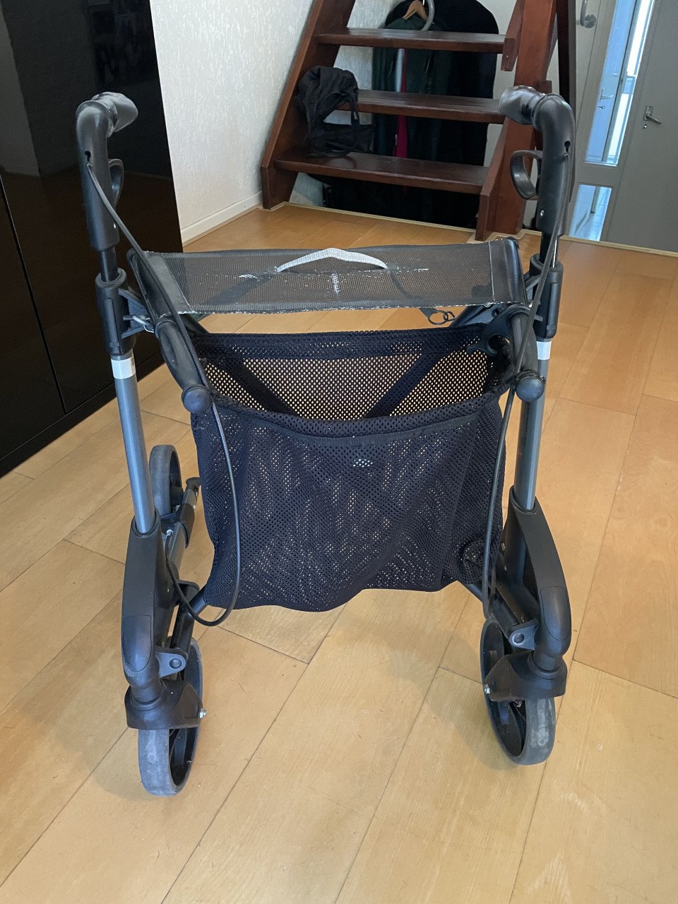 Rollator zwart (met zit mogelijkheid)