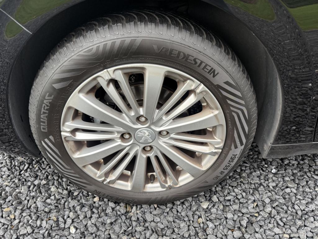 Peugeot 208 1.2 puretech blue lease executive 5-drs