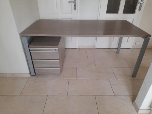 Prachtig bureau 90 x 180 x 75,5 (verstelbaar ) z.g.a.n.