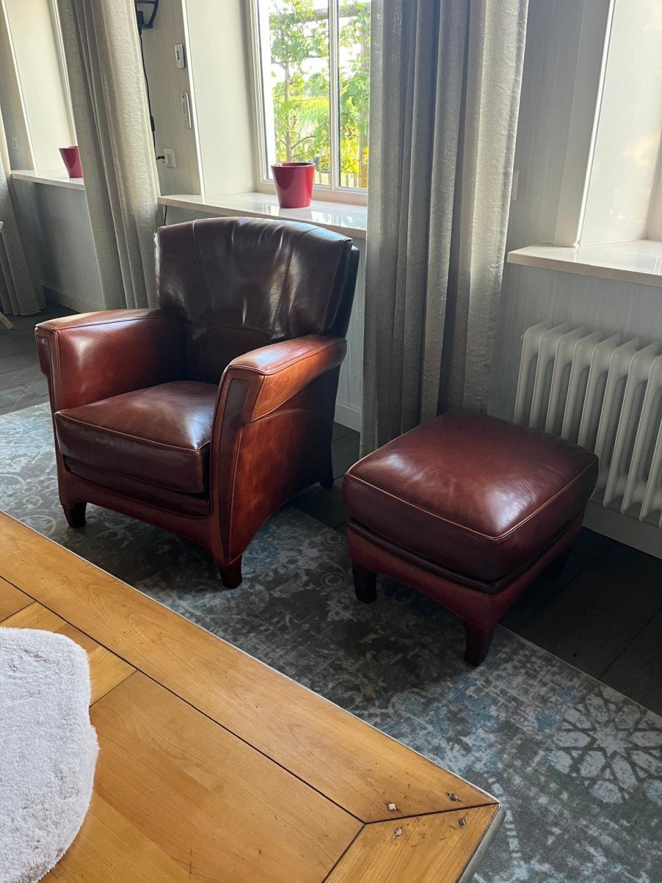 Lederen bank met stoelen en poef