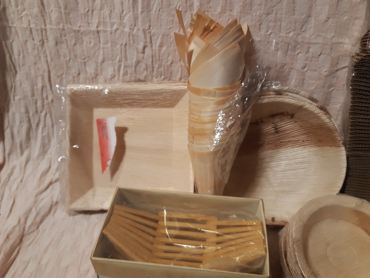 Diverse schaaltjes van palmblad, hout en bamboe