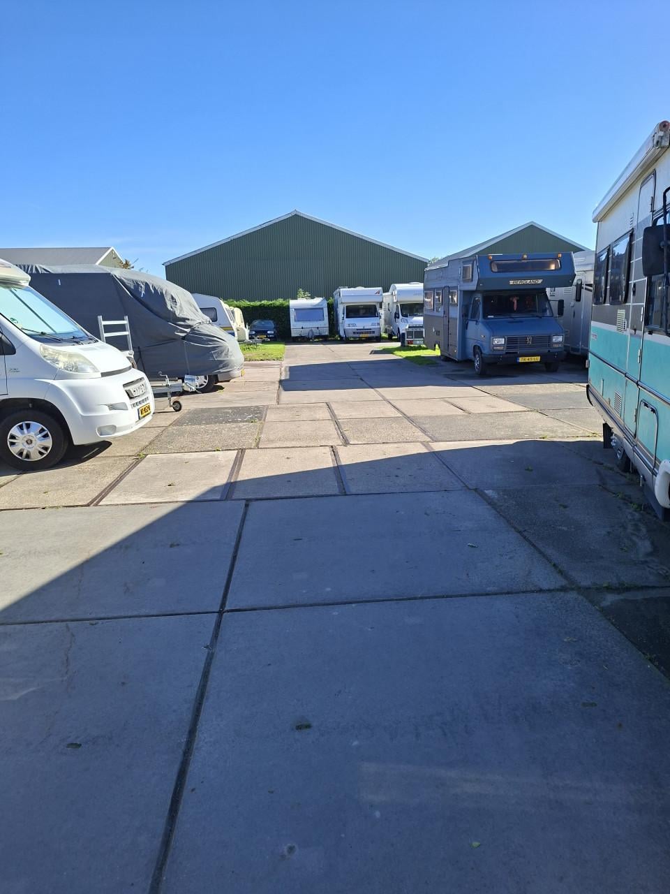 Stallingsplaats op verhardterrein in Kloetinge