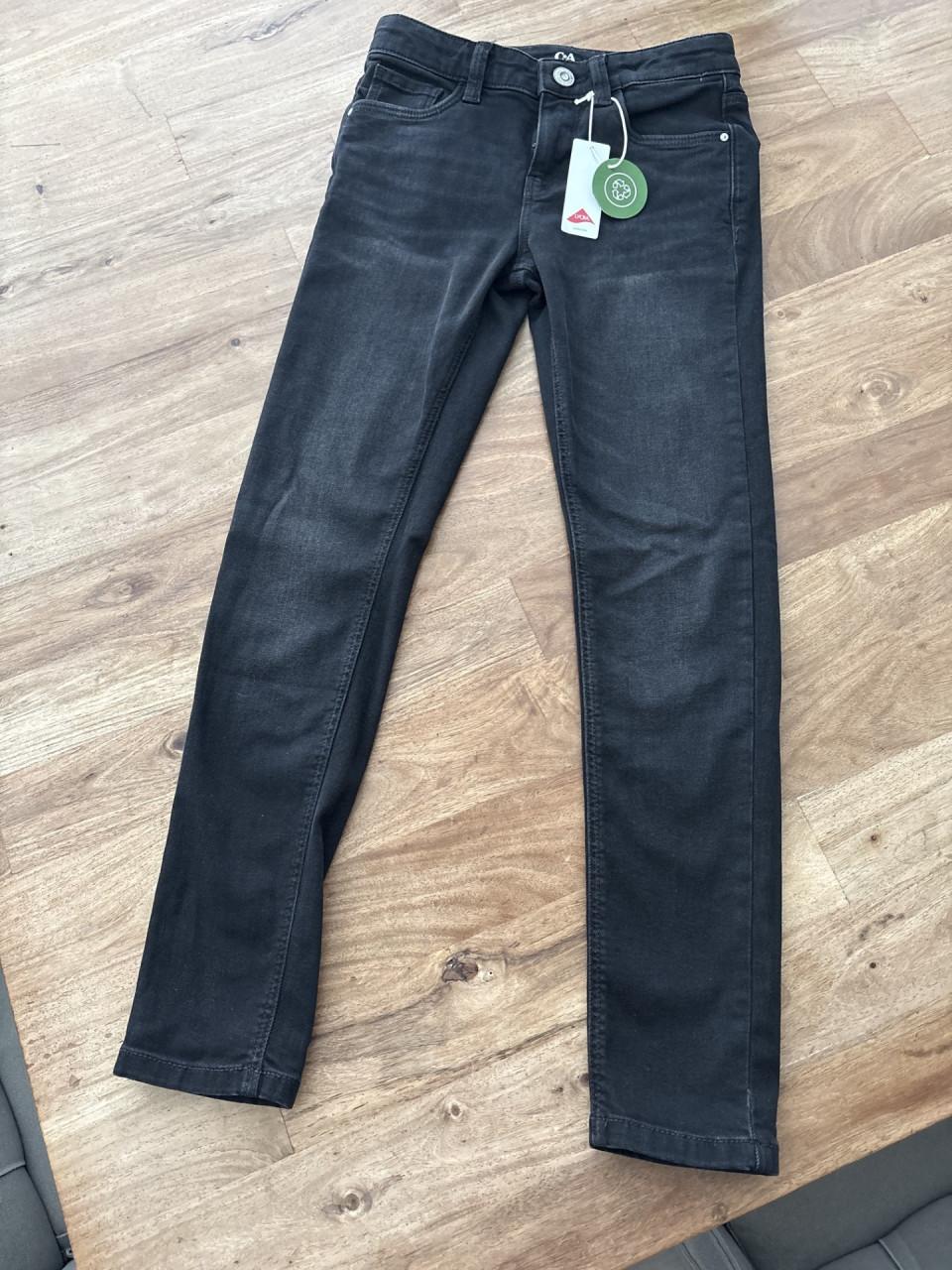 Broek van C&A maat 146.