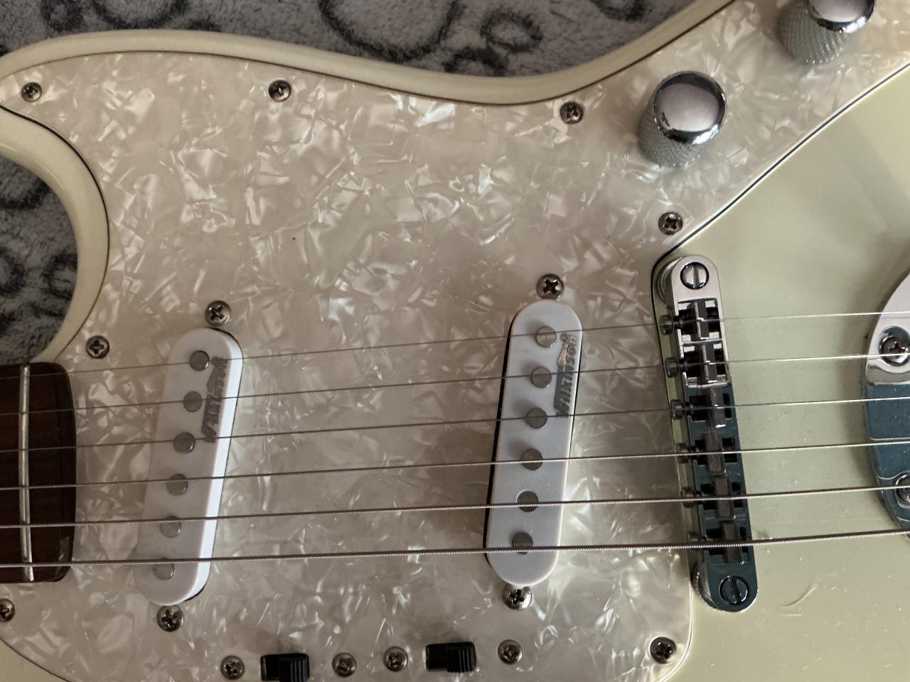 Mustang gitaar HB Artic white pearl  58 cm.Mensuur