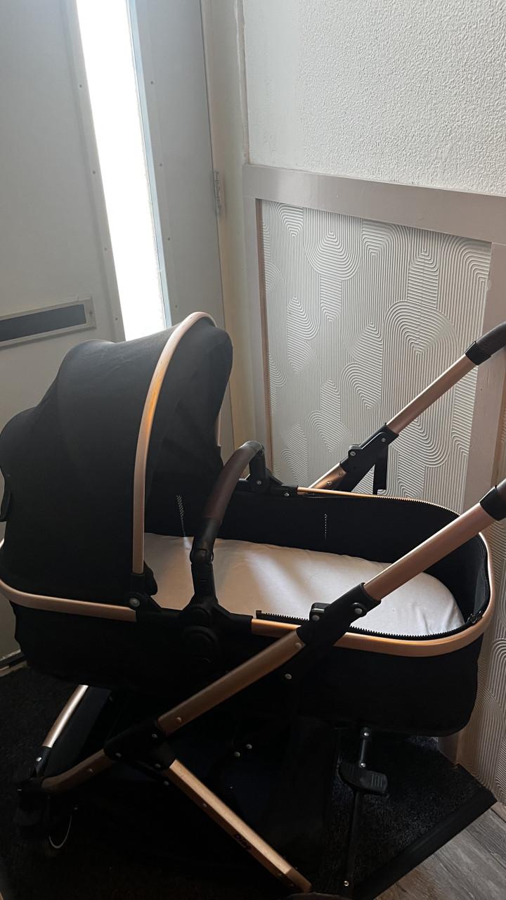 Mooie rosegoude kinderwagen