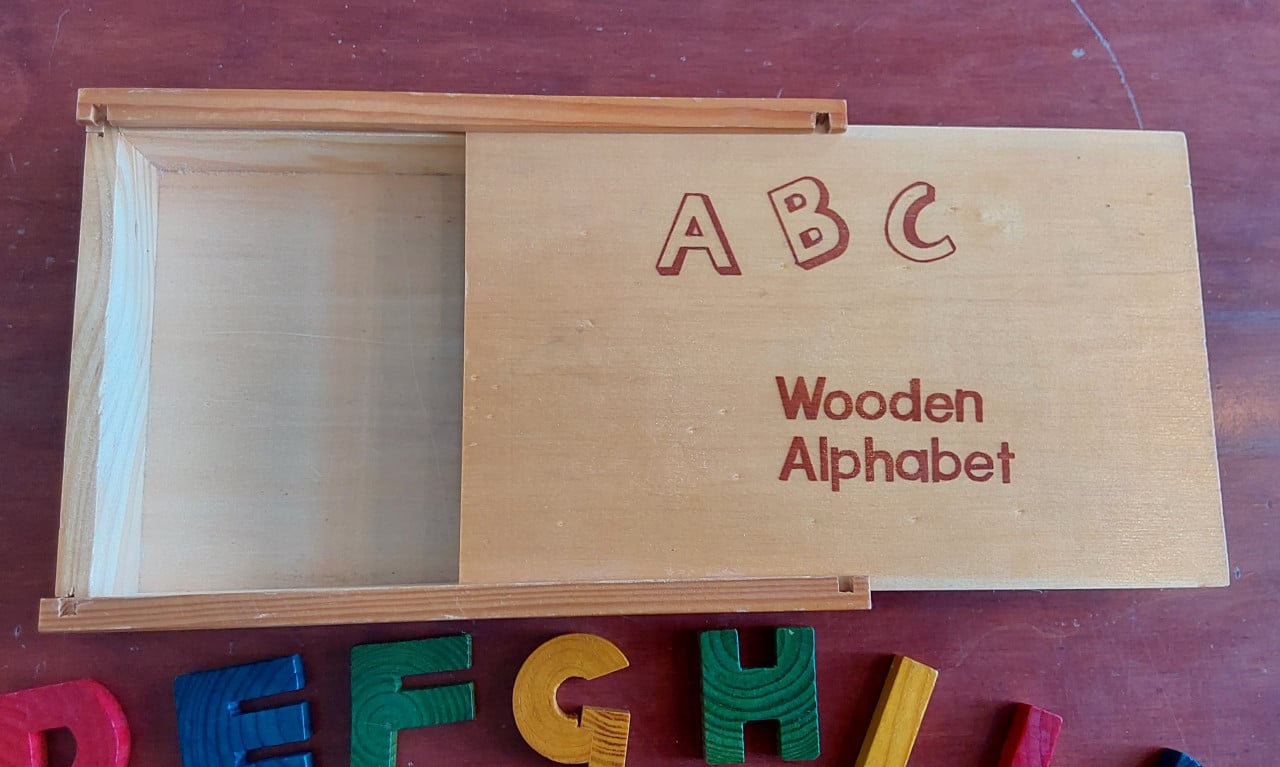 Houten alfabet puzzel met 26 losse houten gekleurde letters