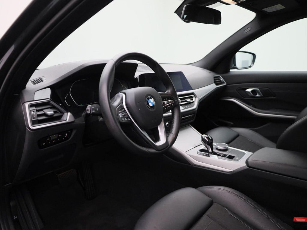 BMW 3-serie 330e | automaat | navigatie | half-leer | adaptive cruise contr