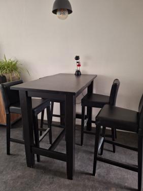 Bar tafel met barkrukken/stoelen
