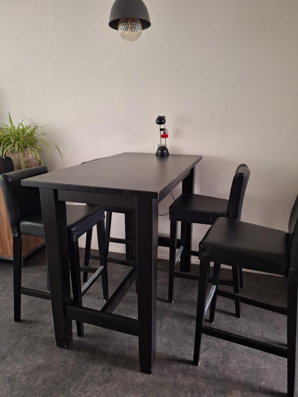 Bar tafel met barkrukken/stoelen