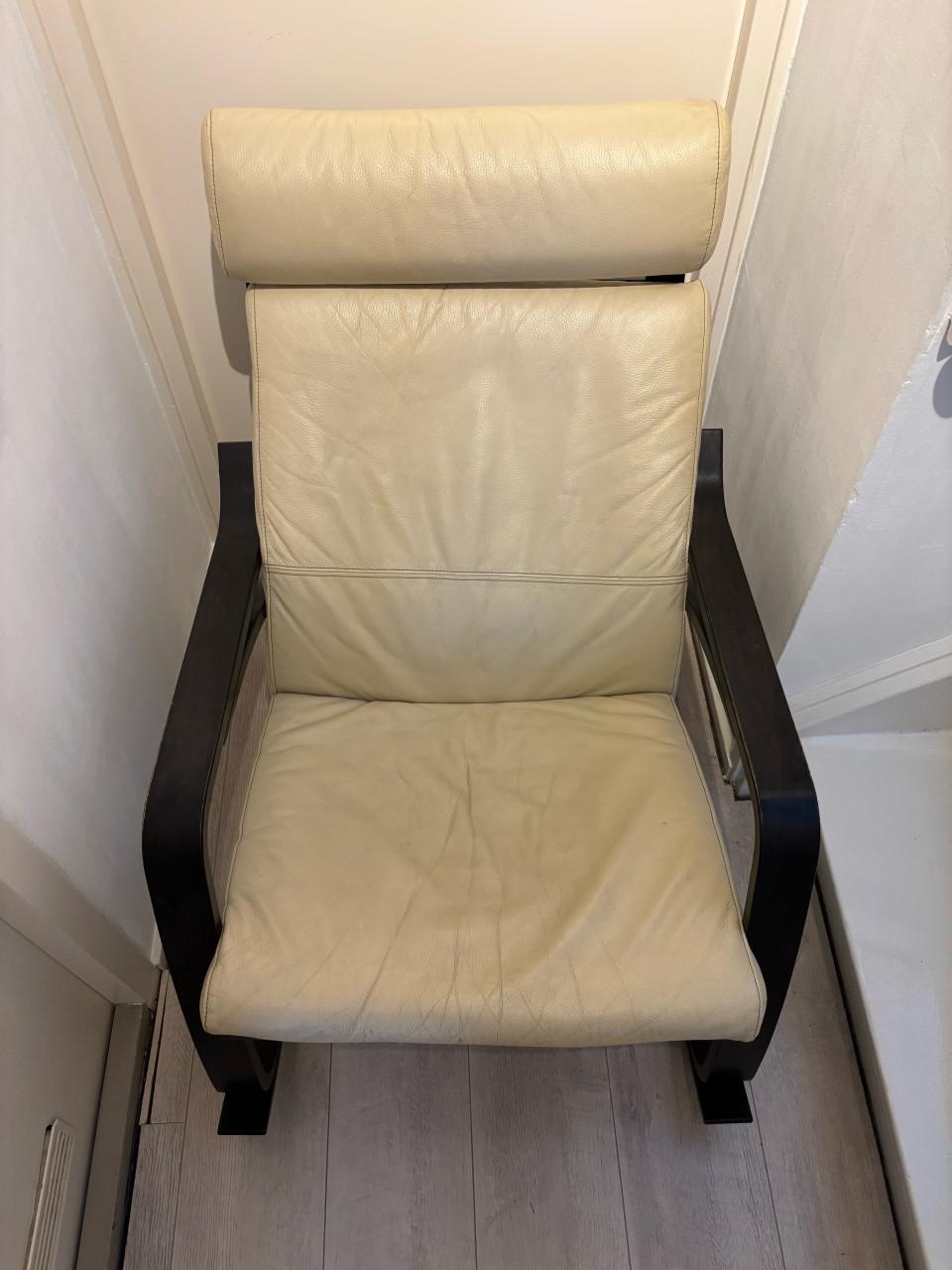 Poang schommelstoel zwart hout en crème leer