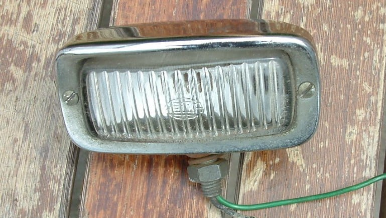 2 oudere lampen voor auto -motor  bumper of grill  1 hella