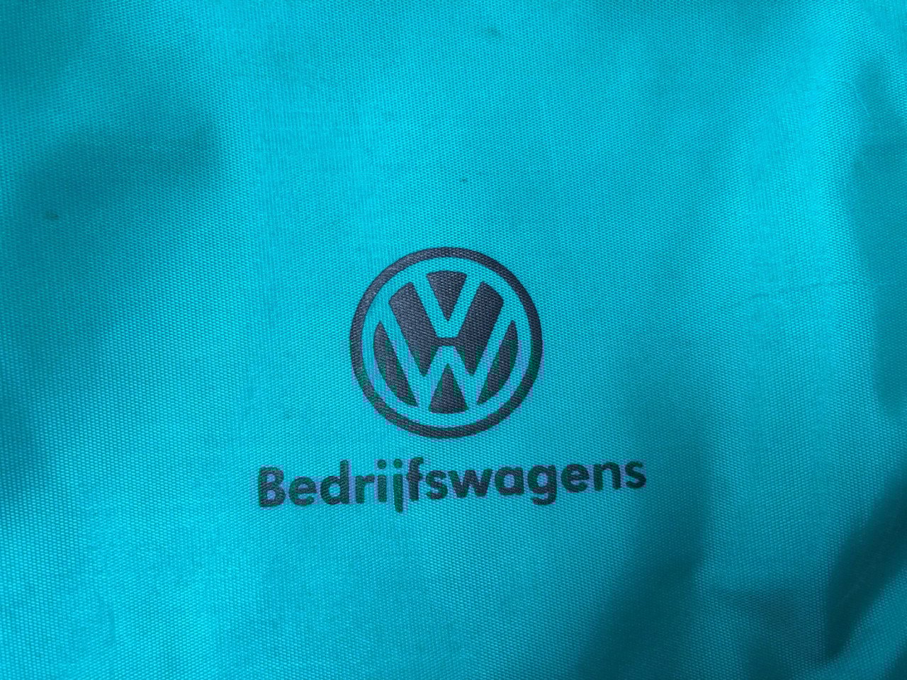 Te  koeltas met VW bedrijfswagen logo