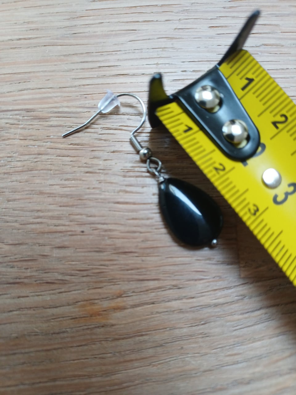Leuke Zusss oorhangers, verzilverd met een zwart 'steentje'