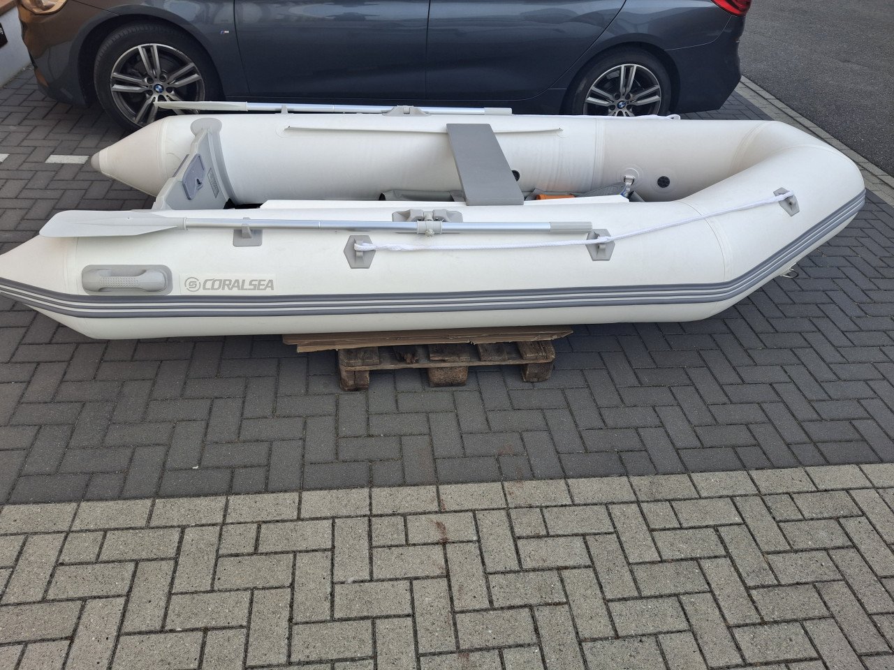 Splinternieuwe rubberboot in doos met yamaha 5pk 4 takt