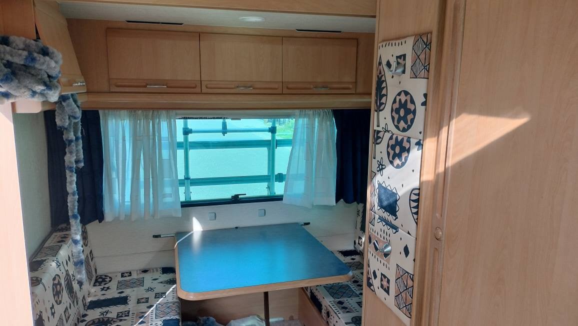 Adria Unica 431 met voortent en luifel en uitbouw