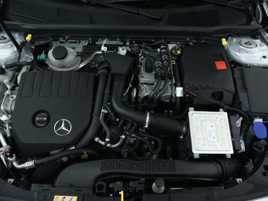 Mercedes-Benz A-Klasse 250 e business solution amg inclusief 24 maanden mb 