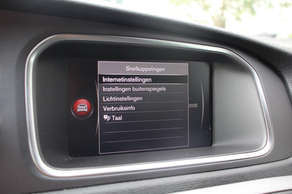 Volvo V40 2.0 t2 momentum - navi - cruise - grootlicht ass - led - pdc - st