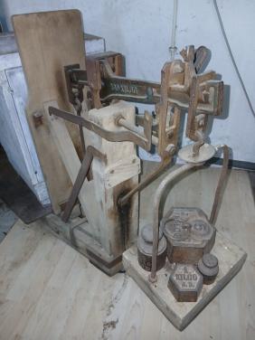 Bascule en antiek kastje