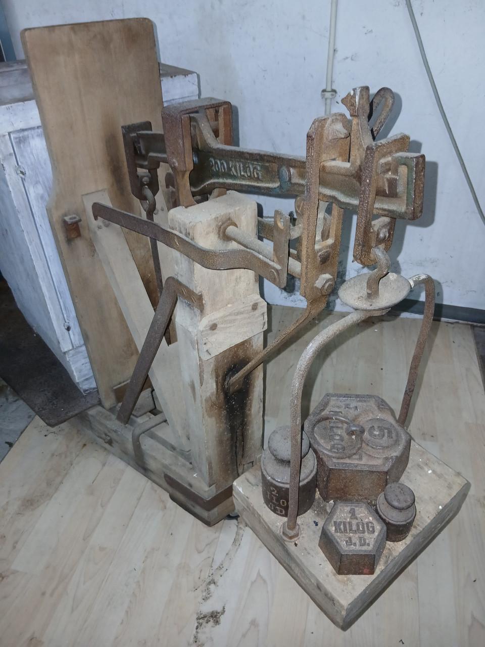 Bascule en antiek kastje