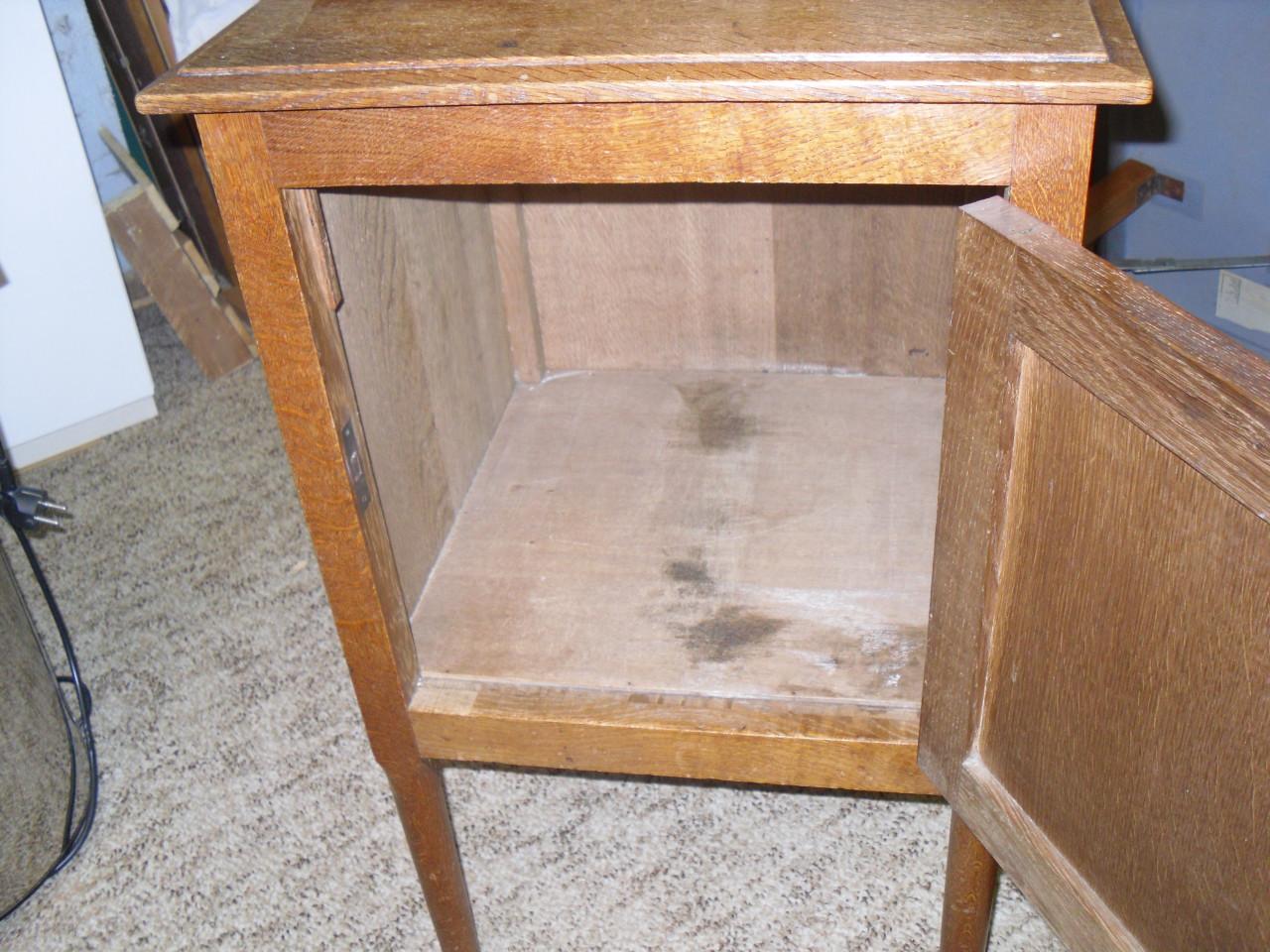 Oud kastje met deurtje