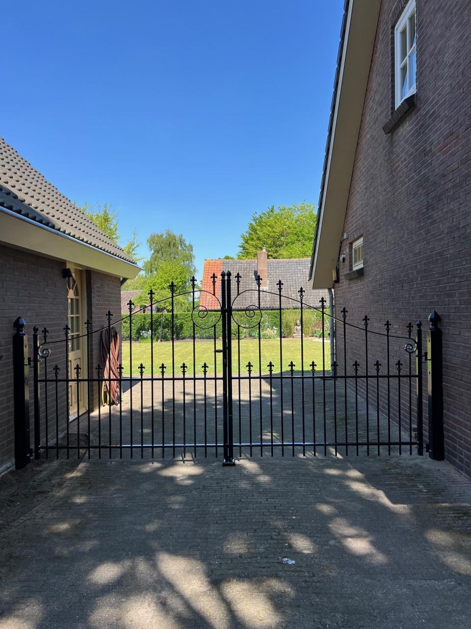 Inrijpoort 400 cm breed compleet met palen.