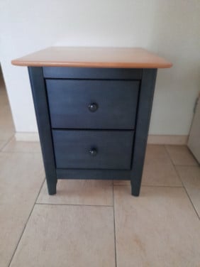Massief houten nachtkastje 48 x 48  x 57H (in goede staat )