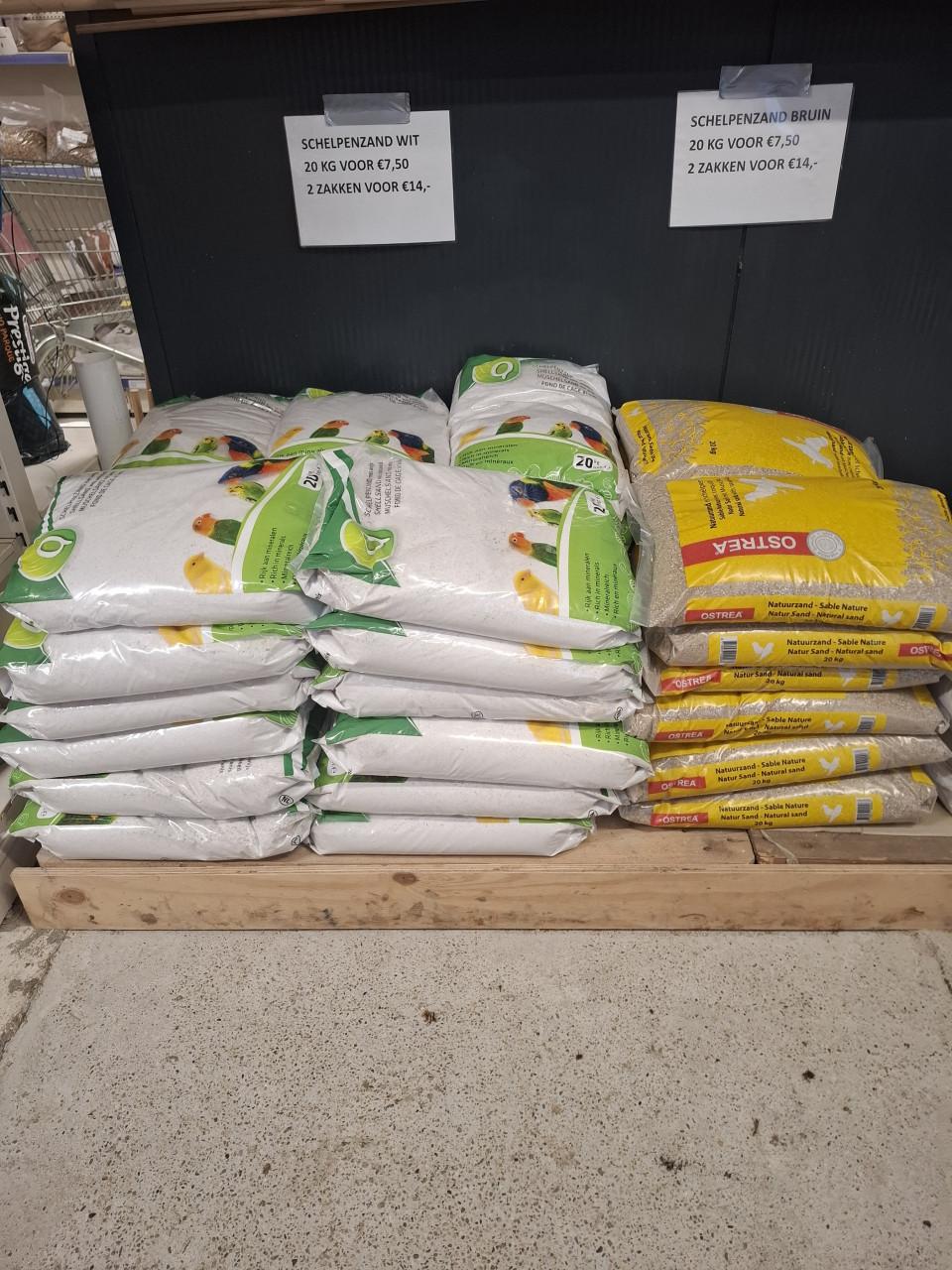 Schelpenzand wit/bruin, 2 zakken voor maar €14,00
