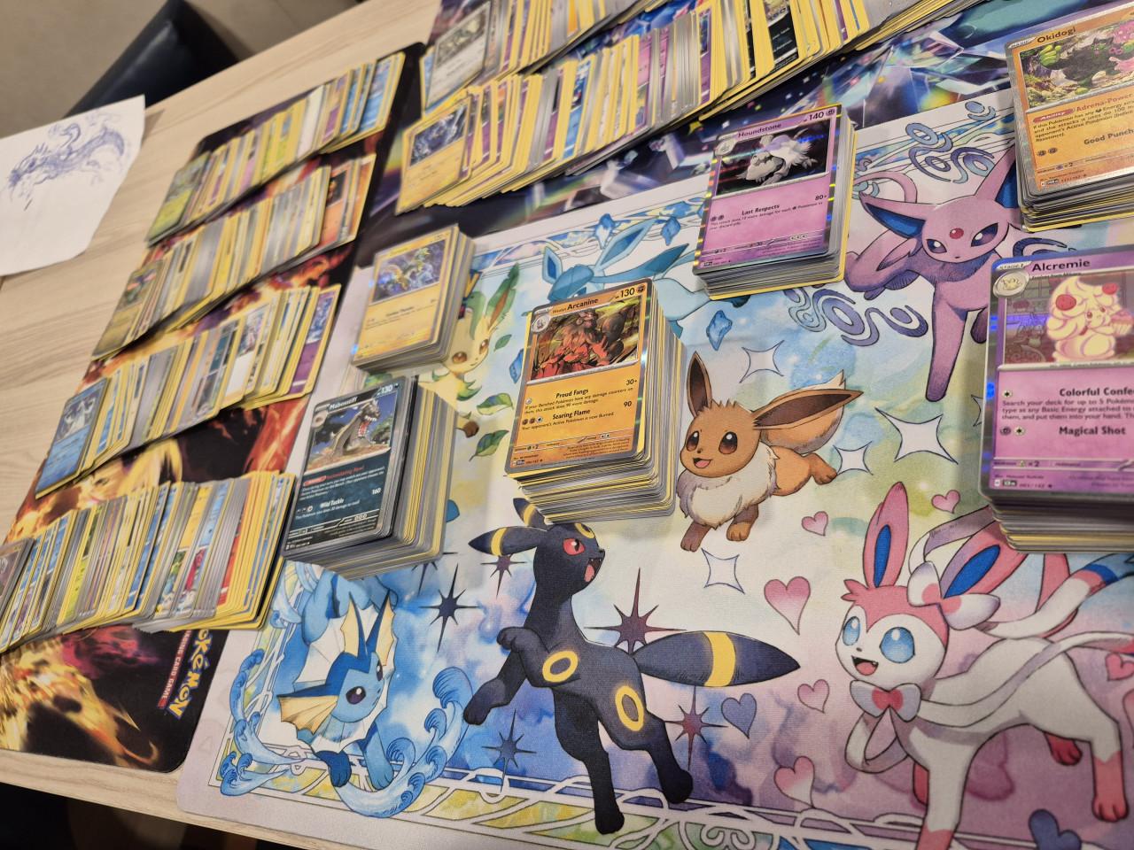 Mooie partij van 800+ pokemon kaarten. Glimmende & normale