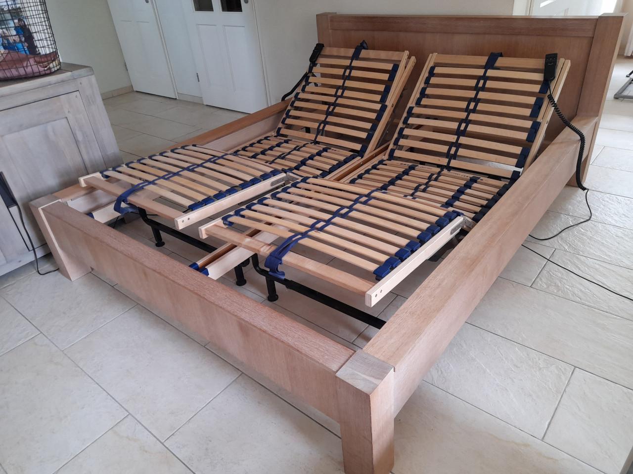 Stevig houten elektrisch verstelbaar 2 Persoons bed (in goede nette staat )