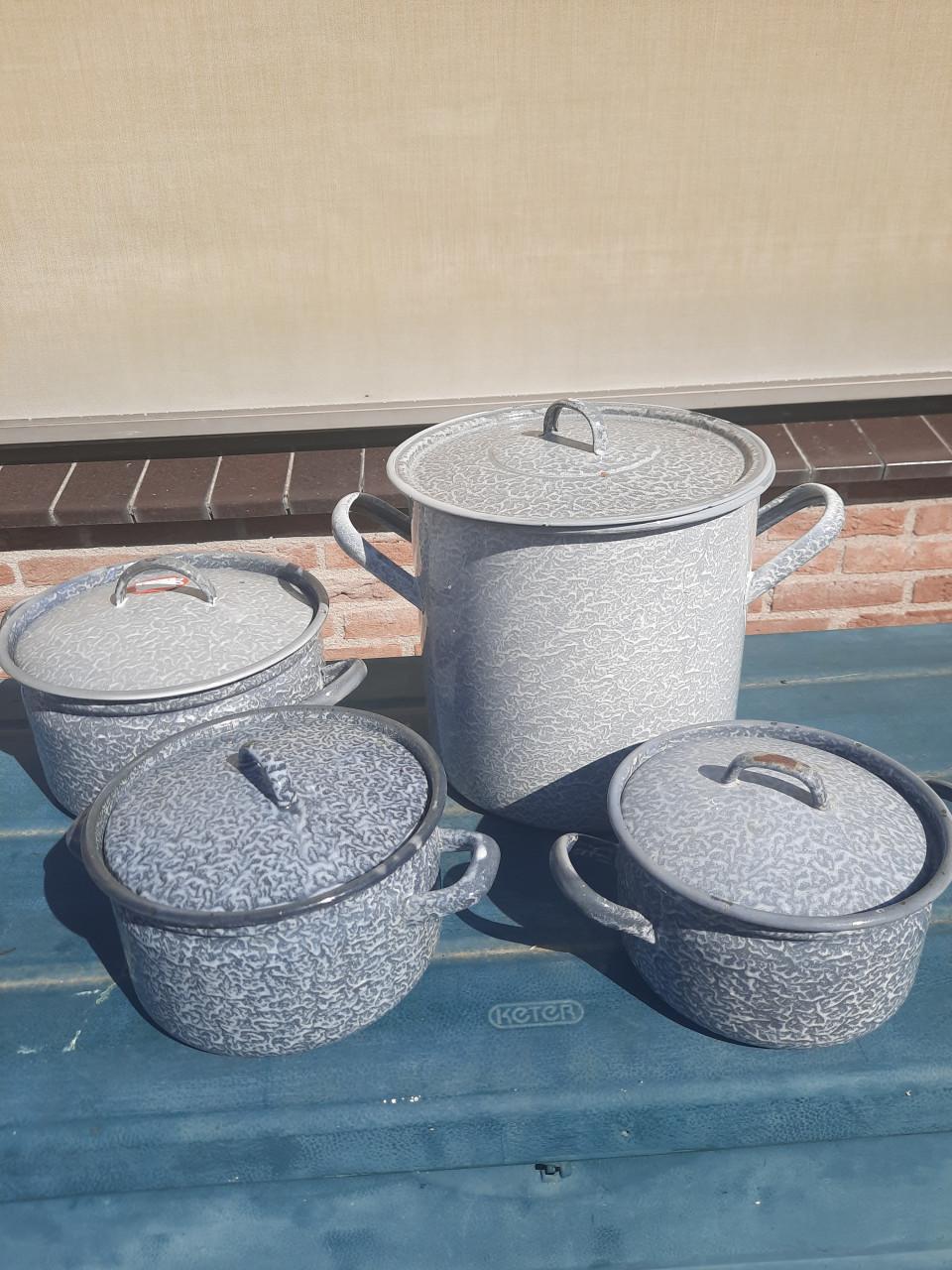 Set gewolkte pannen en schalen