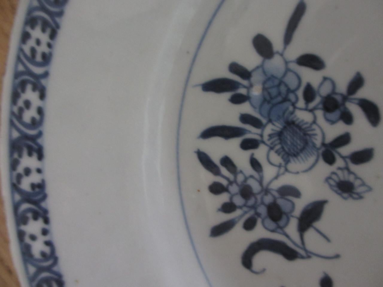 2 oude blauw-witte porseleinen borden – handgeschilderd – ca. 23,5 cm