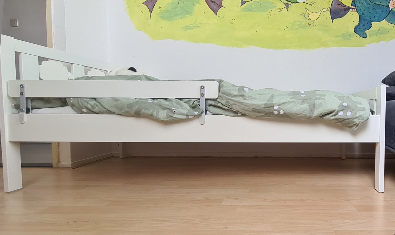 Peuterbed met matras en bedtextiel