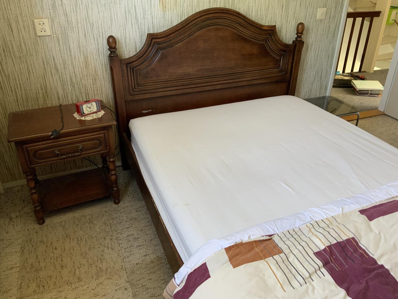 Gratis donker eiken bed nachtkastje commode en spiegel