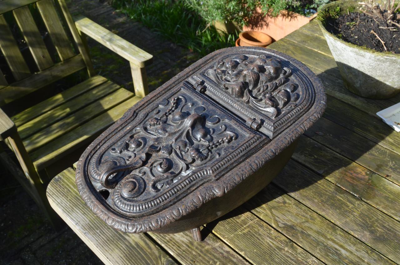 Fraaie, en zware, gietijzeren Kolenkit Leeuwenkop