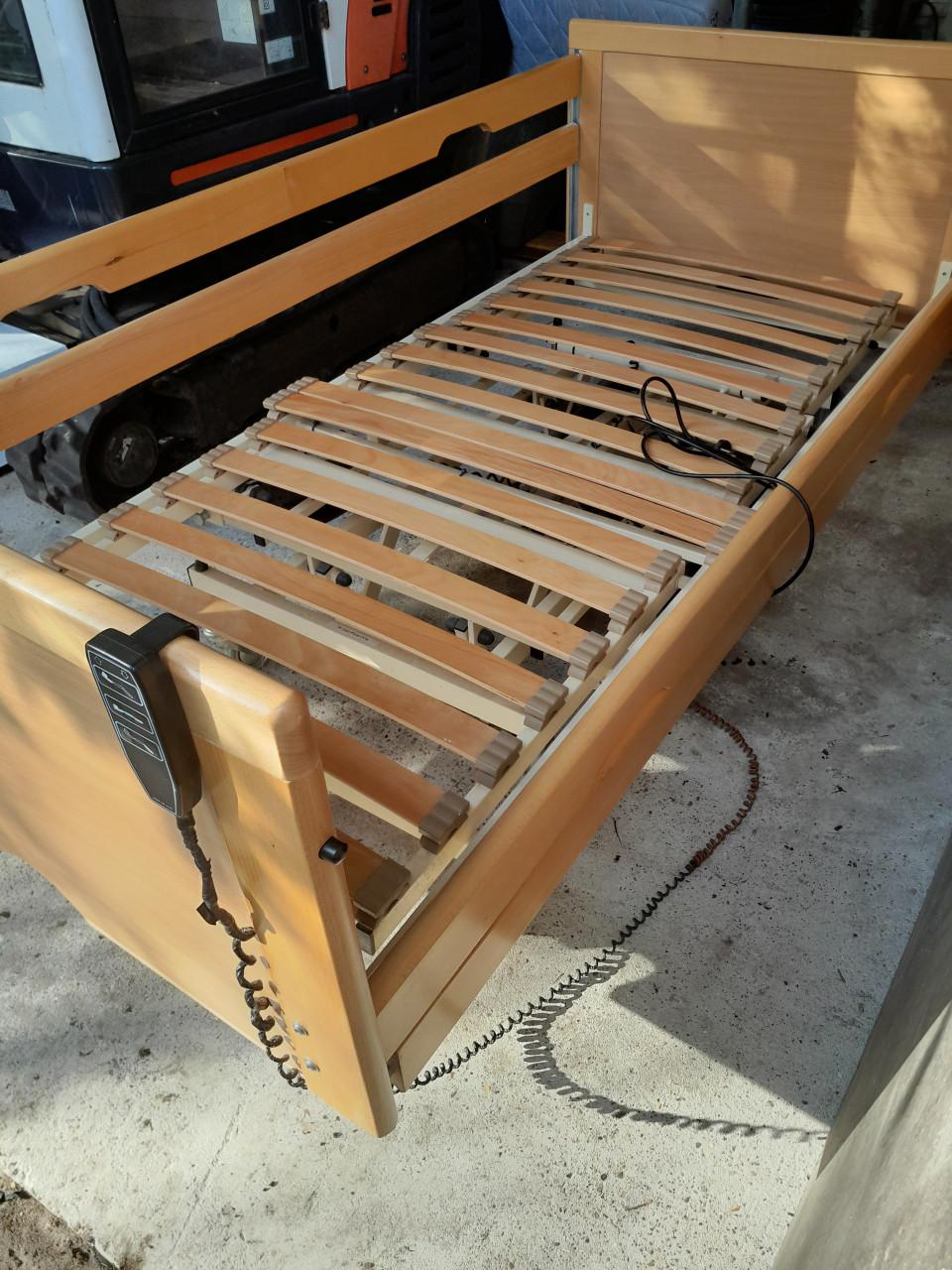 Zorgbed    hoog/laag elek verstelbaar + nachtkastje