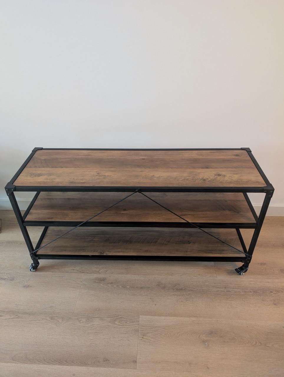 Bruine houtlook (tv) kast met zwarte details op wielen