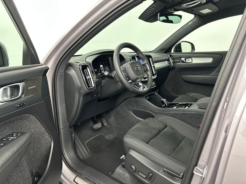 Volvo XC40 b4 197pk plus dark| pano| trekhaak| camera| elek.stoelen