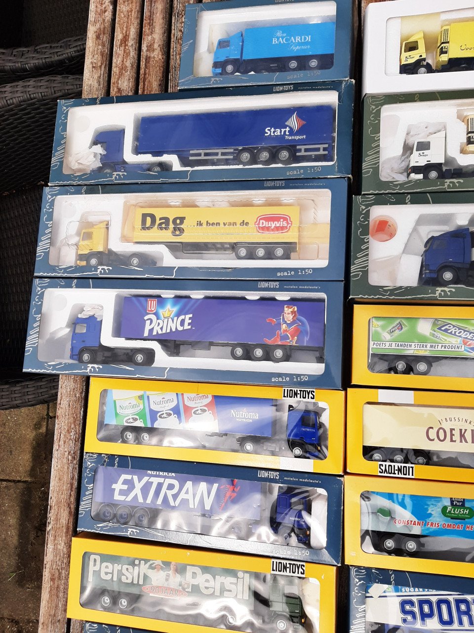 45 lion car vrachtwagens, 20 in doos en 25 los, 9 spiegelsets5 lege dozen