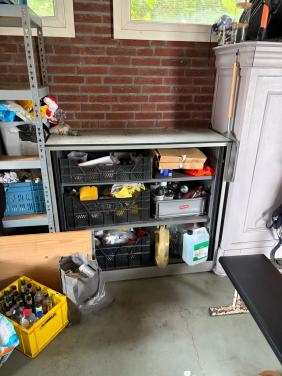 Te koop: metalen schuifdeur kasten.